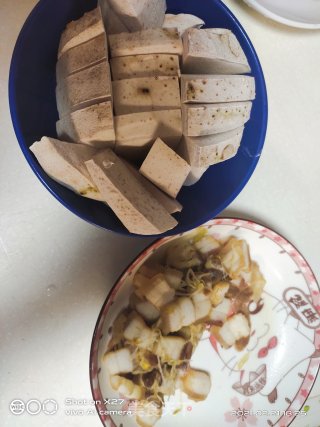 腊肉烧芋头的做法步骤：1