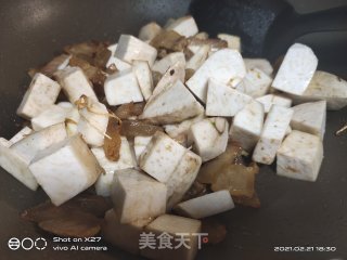 腊肉烧芋头的做法步骤：2