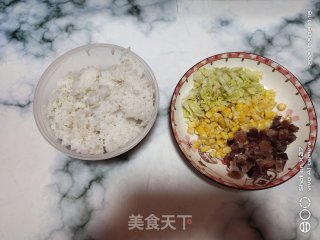 玉米香肠炒饭的做法步骤：1