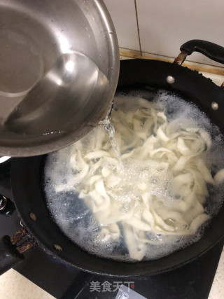 水煮鱼刀削面的做法步骤：2