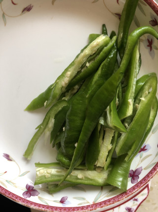 辣椒爆香板鸭的做法步骤：2