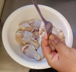 香酥炸鸡腿的做法步骤：2