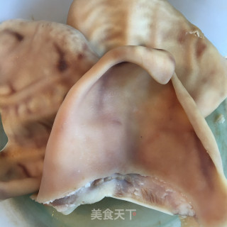 香卤猪耳的做法步骤：1