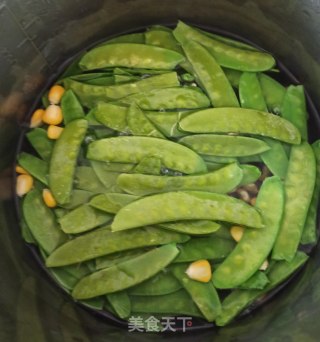 荷兰豆玉米粒炒香肠的做法步骤：2