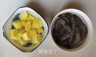 凤梨虾球的做法步骤：1