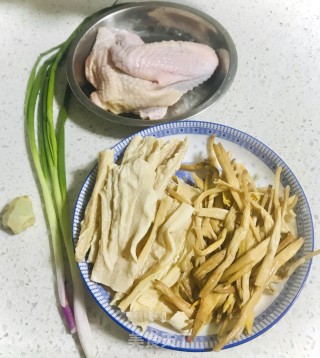 鸡肉焖腐竹的做法步骤：1