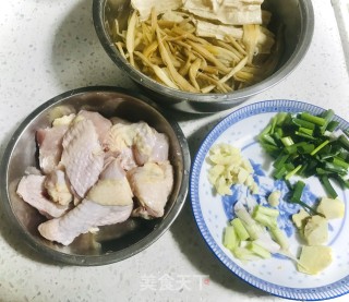 鸡肉焖腐竹的做法步骤：2