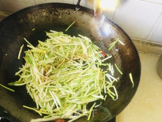 韭黄炒肉丝的做法步骤：6