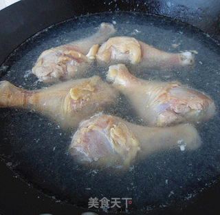 油浸鸡腿的做法步骤：1