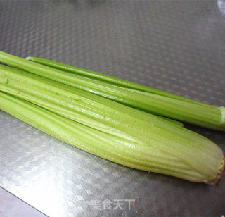 酱油炒芹菜的做法步骤：1
