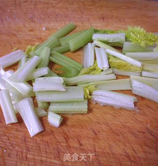 酱油炒芹菜的做法步骤：2