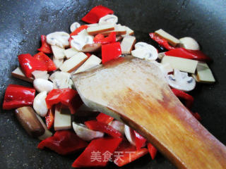 红椒蘑菇炒鸡蛋干的做法步骤：6