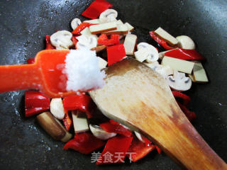 红椒蘑菇炒鸡蛋干的做法步骤：7