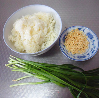 虾皮韭菜蛋炒饭的做法步骤：1
