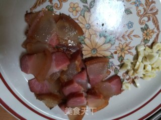 腊肉炒荷兰豆的做法步骤：2