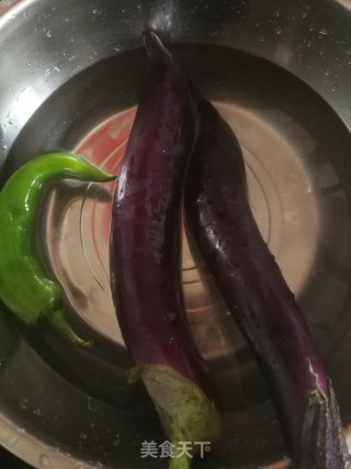 茄子尖椒丝儿的做法步骤：1