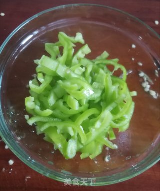 茄子尖椒丝儿的做法步骤：2