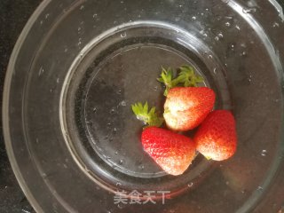小猫钓鱼草莓果盘的做法步骤：1