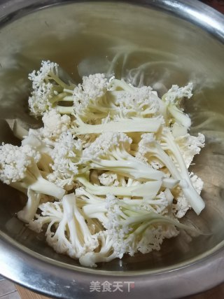 牛柳炒花菜的做法步骤：1