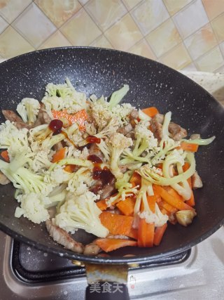牛柳炒花菜的做法步骤：15