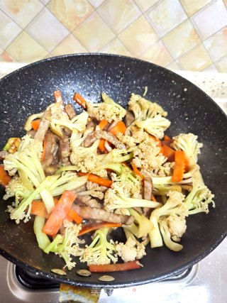 牛柳炒花菜的做法步骤：16