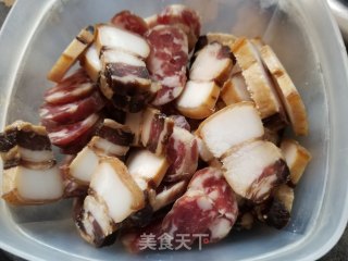 腊味蒜叶炒花菜的做法步骤：1