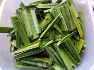 腊味蒜叶炒花菜的做法步骤：2