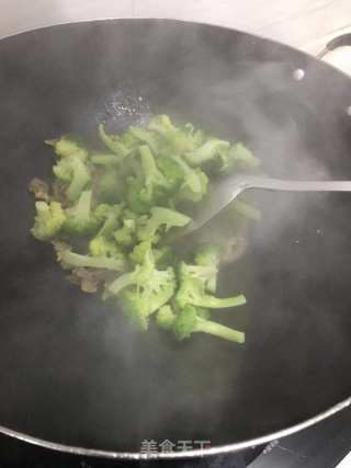 咸肉炒西兰花的做法步骤：2