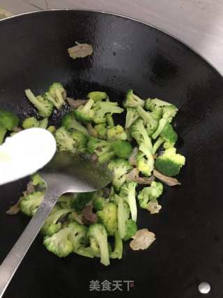 咸肉炒西兰花的做法步骤：3