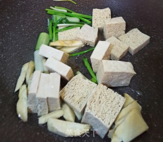 冻豆腐金针菇烩肉圆的做法步骤：1
