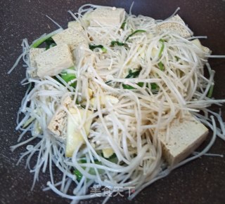 冻豆腐金针菇烩肉圆的做法步骤：2