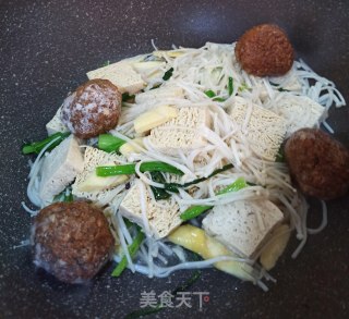 冻豆腐金针菇烩肉圆的做法步骤：3