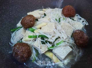 冻豆腐金针菇烩肉圆的做法步骤：4