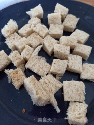 酸奶水果拌土司粒的做法步骤：3