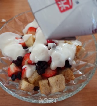 酸奶水果拌土司粒的做法步骤：8