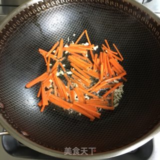 胡萝卜炒芦蒿的做法步骤：2