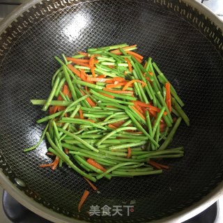 胡萝卜炒芦蒿的做法步骤：5