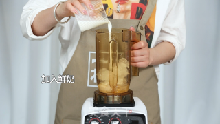 草莓季饮品莓莓酸奶酪的做法步骤：3