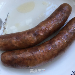 双椒炒五香腊肠的做法步骤：1