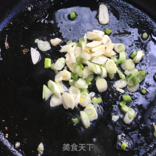 双椒炒五香腊肠的做法步骤：6