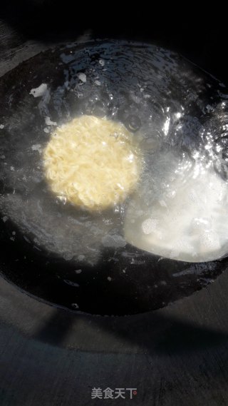 枸杞芽鸡蛋面的做法步骤：2