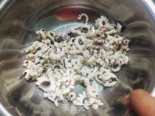 韭菜炒鱿鱼的做法步骤：4