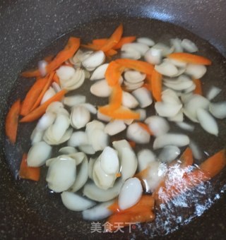荷兰豆胡萝卜炒百合的做法步骤：2