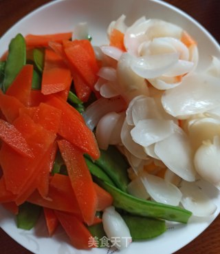 荷兰豆胡萝卜炒百合的做法步骤：3