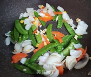 荷兰豆胡萝卜炒百合的做法步骤：5