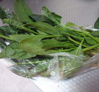 肉片炒菠菜的做法步骤：1