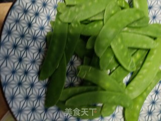 大虾炒荷兰豆的做法步骤：2
