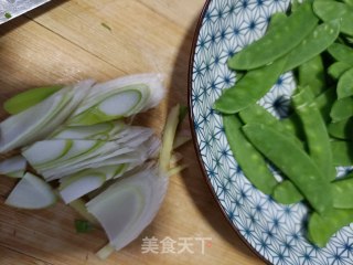 大虾炒荷兰豆的做法步骤：3