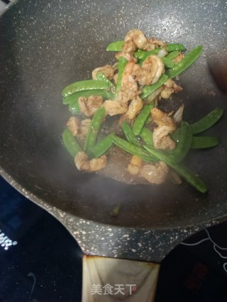 大虾炒荷兰豆的做法步骤：11
