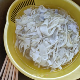 猪肉炒笋干的做法步骤：1
